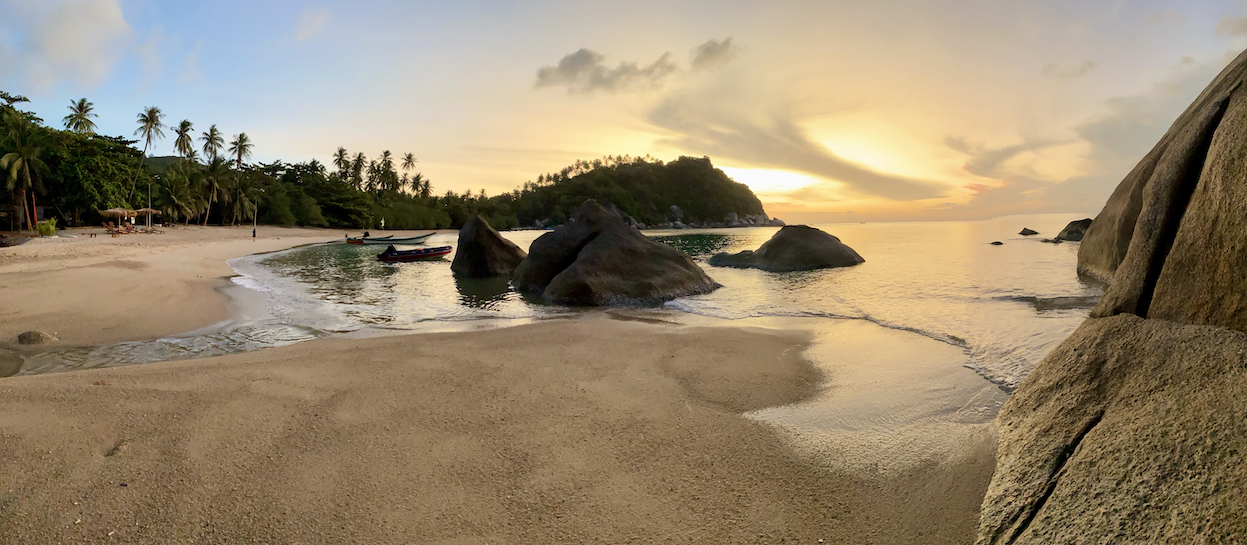 Felsen im Meer am Strand in Thailand
