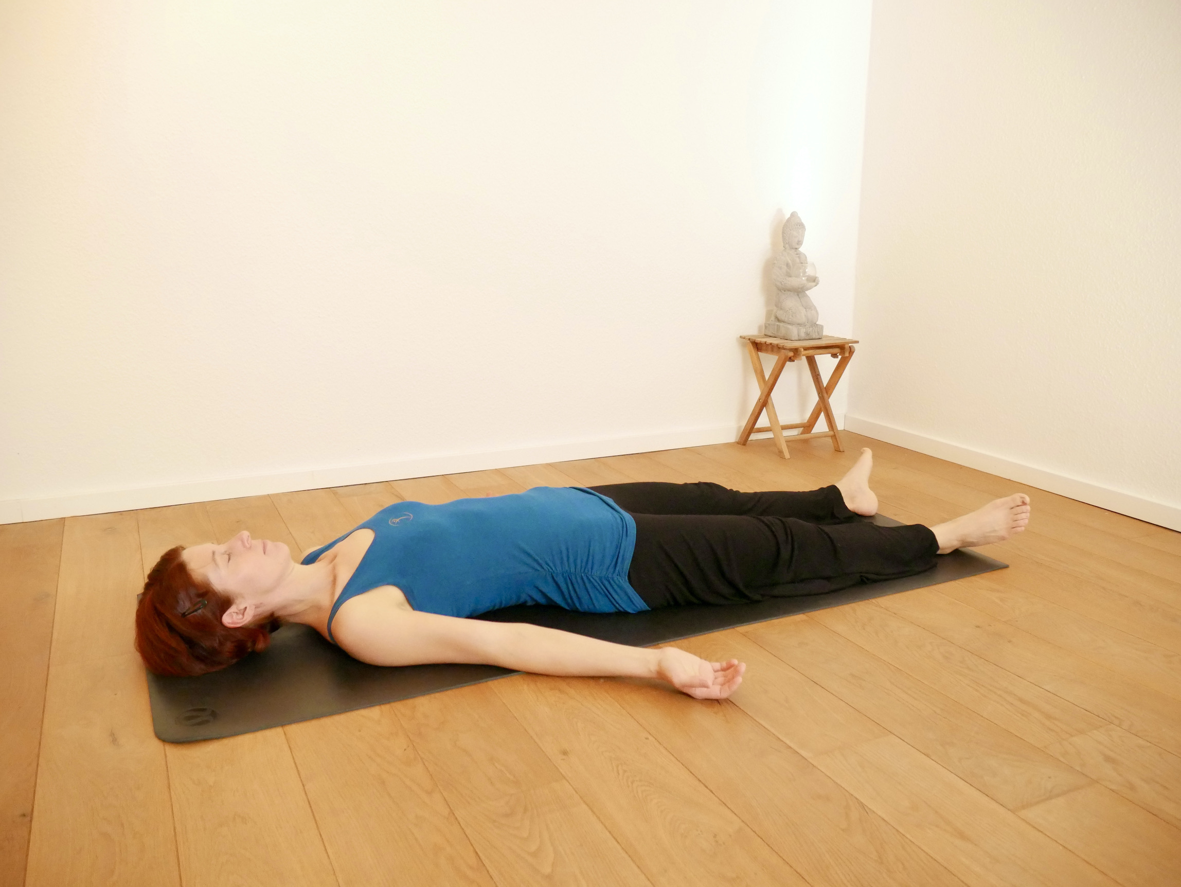 Dagmar meditiert auf der Yoga-Matte